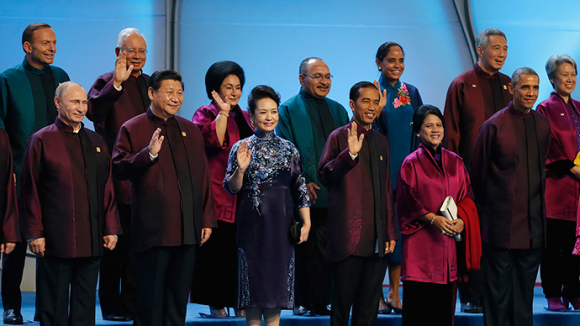 Close Up of Putin vs. Obama Photo Positioning at the 22nd APEC Economic Leaders' Meeting